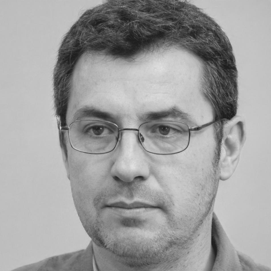 Эксперт по финансовому планированию проводит консультацию